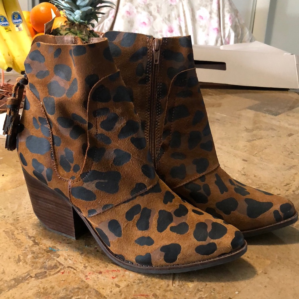 Matisse size 9.5 leopard suede booties with tassle